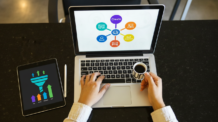 O guia definitivo sobre infoprodutos: tudo o que você precisa saber para criar e vender seu primeiro curso online mesmo sem audiência